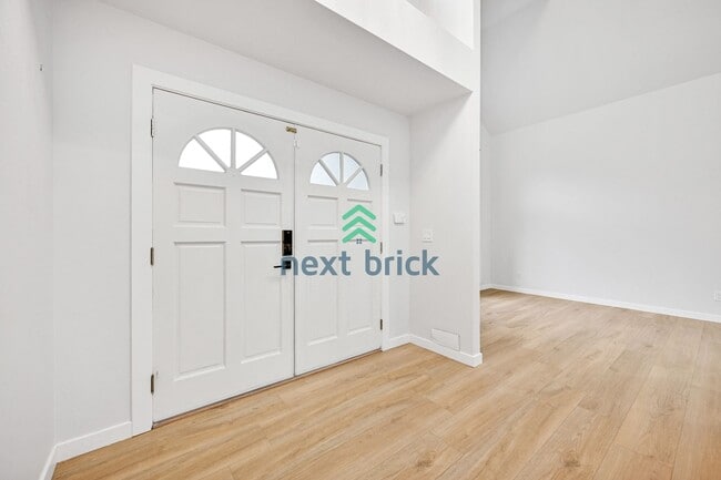 Building Photo - 3 BED & 2.5 BATH FOR RENT