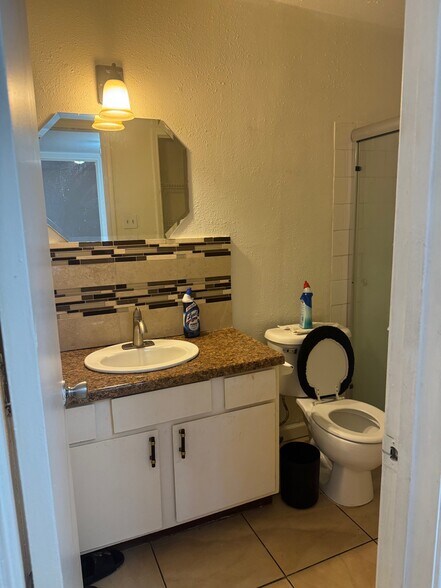 Building Photo - 9350 Country Creek Dr