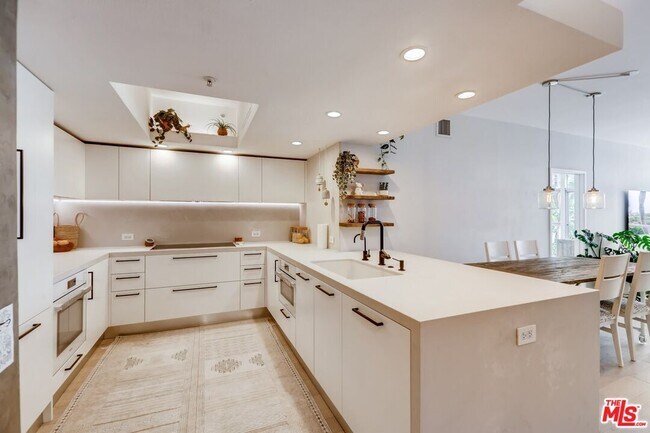 Building Photo - 13700 Marina Pointe Dr