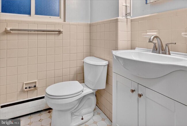 Building Photo - 825 Solly Ave