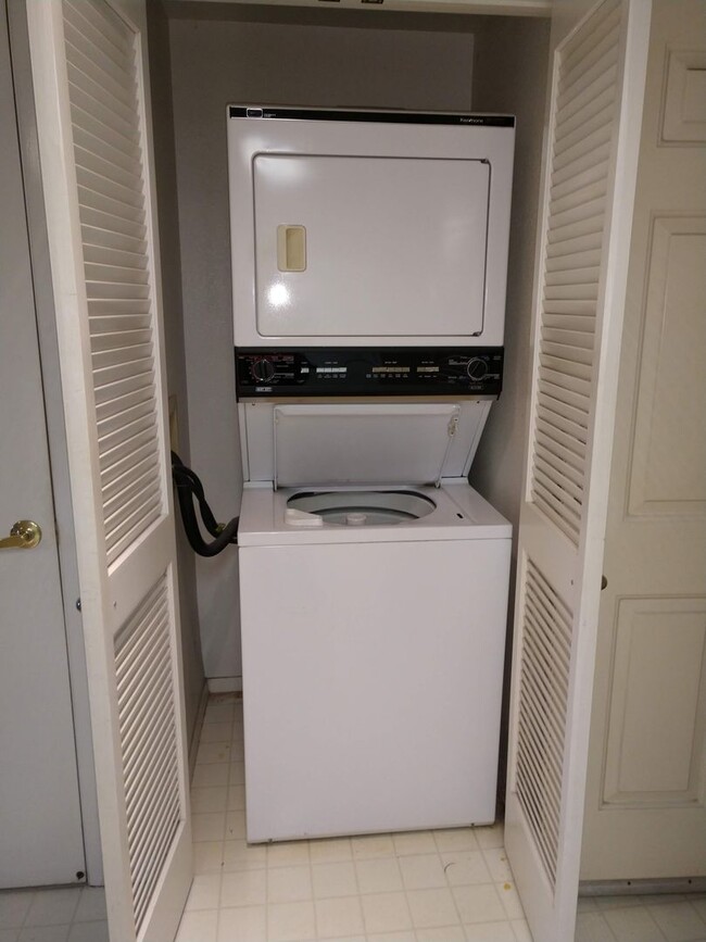 Building Photo - Cozy Condo in 55+ Community