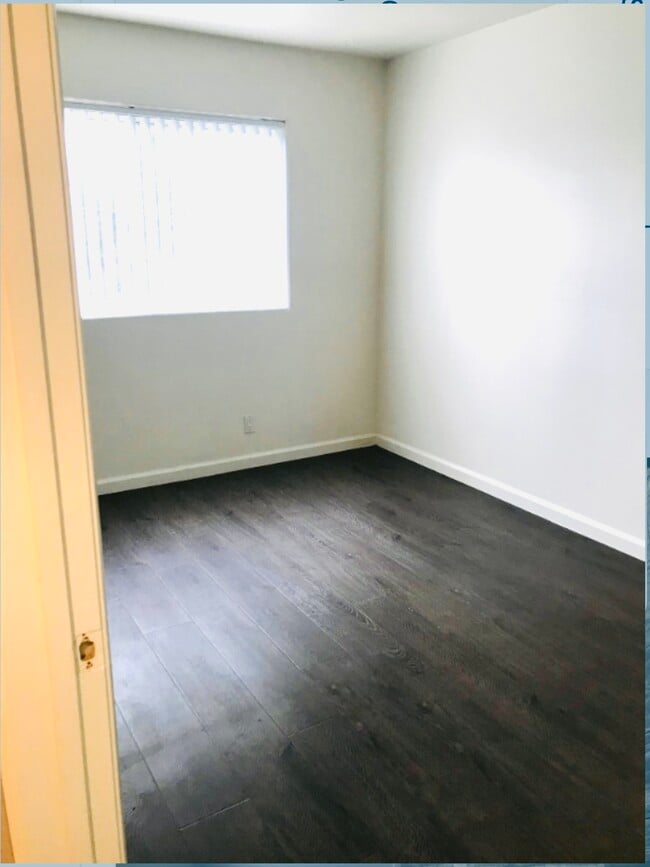 Building Photo - 13012 Riverside Dr