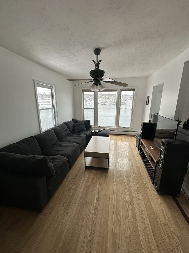 Building Photo - Luxurious 2 Bed, 2 Bath Rental on Lake Qui...