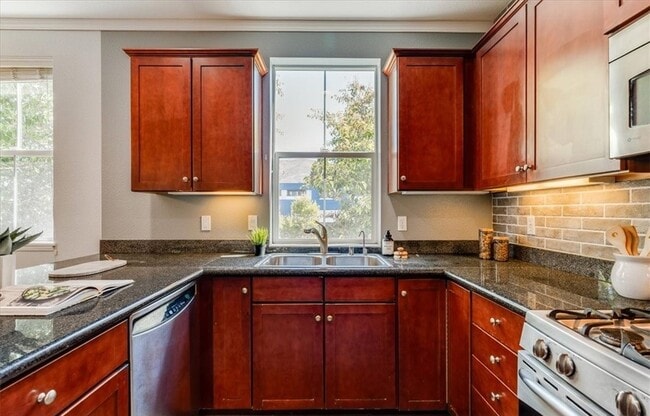 Building Photo - APARTMENT