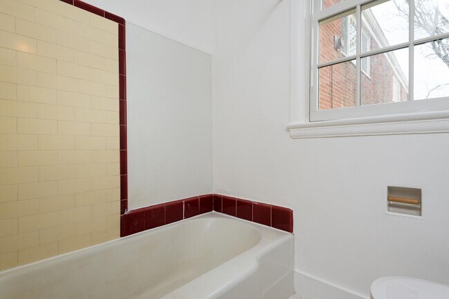 Building Photo - 2 Bedroom Townhouse