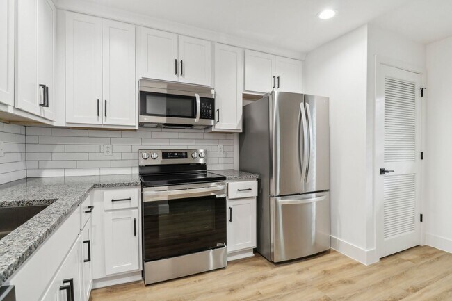 Building Photo - Welcome to San Marco Sq Apartments - CHECK OUT THIS 18mo LEASE - NOW OFFERING a 2 bedroom apartme...