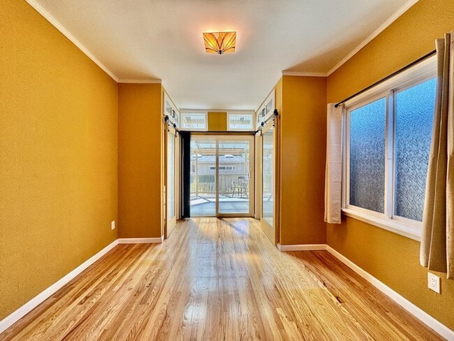 Building Photo - 809 Bayswater Ave