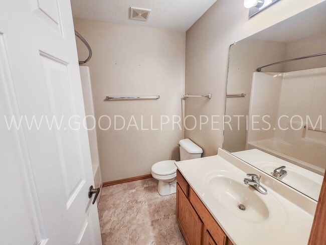 Building Photo - 2 Bedroom 2.5 Bath Townhome In West Des Mo...