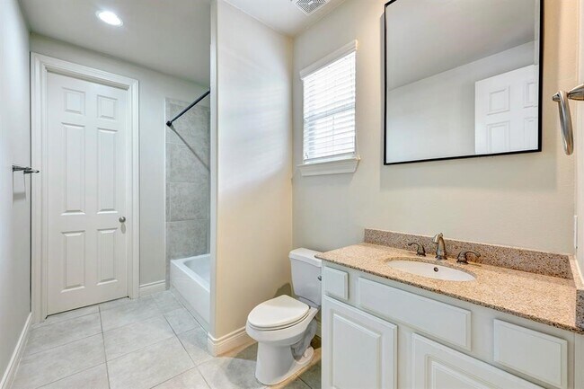 Building Photo - 2514 Maxroy St