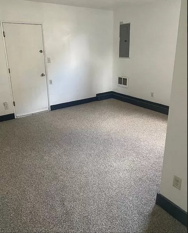 Building Photo - Updated 4 Bedroom 2 Bath PET FRIENDLY