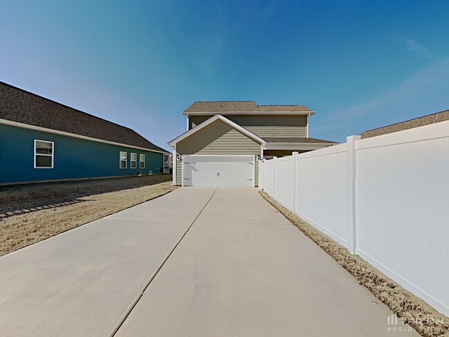 Building Photo - 152 Kingston Dr