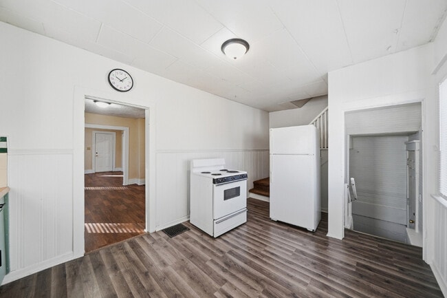 Building Photo - 410 D St