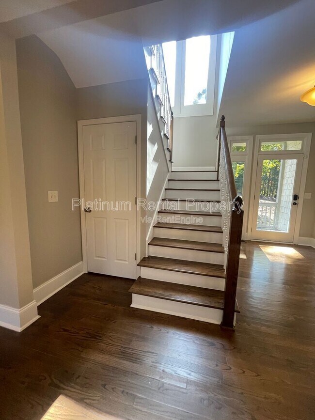 Building Photo - 1305 Smithdale Heights Dr