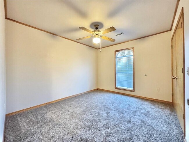 Building Photo - 742 E Birwin St