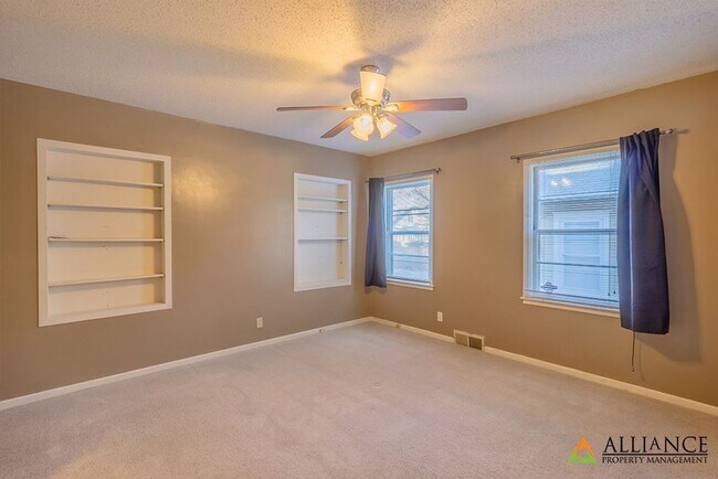 Building Photo - Amazing Home Near City Park and Campus!