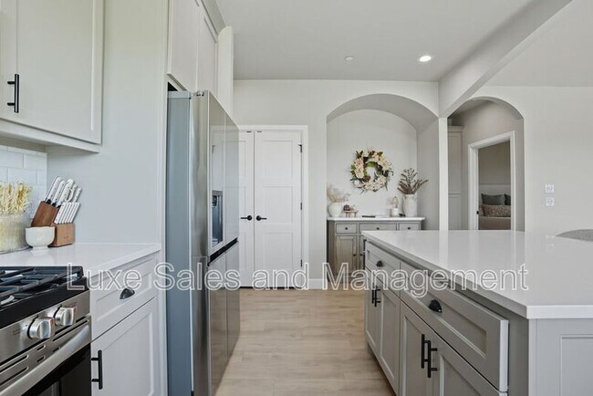 Building Photo - 4200 Abbey Pk Dr