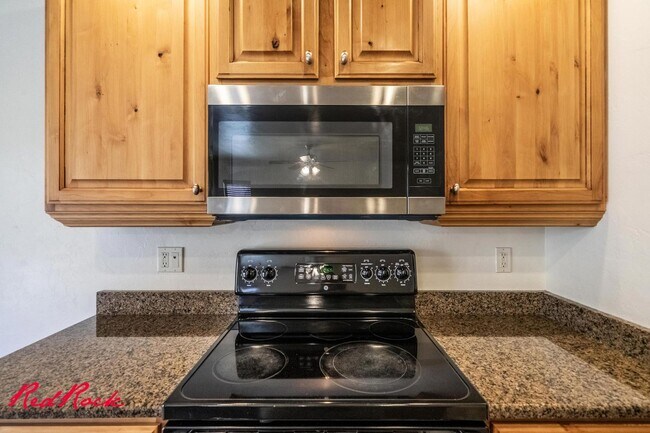 Building Photo - 3 Bedroom Townhome In Fossil Hills!