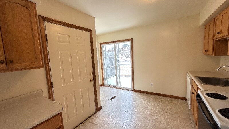 Building Photo - 1052 Community Rd