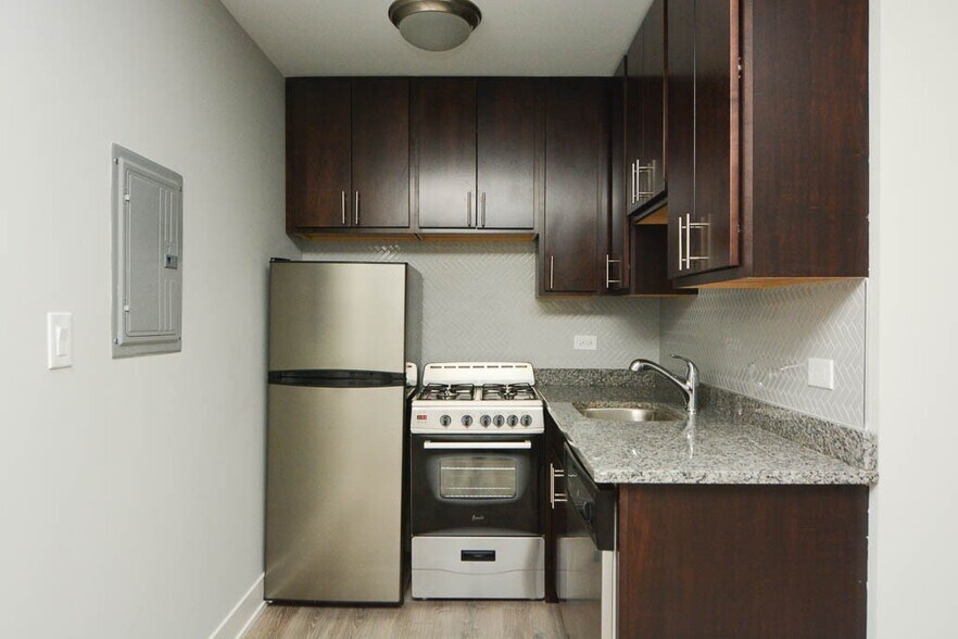 Building Photo - 535 W Surf St
