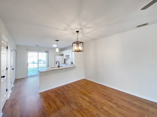 Building Photo - Two Bedroom Townhome in Godley Park with m...