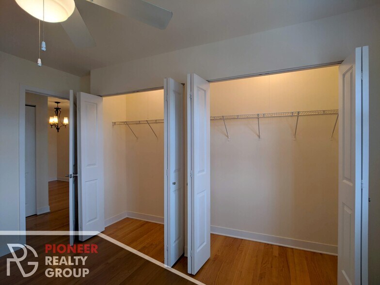 Building Photo - 643 W Wrightwood Ave