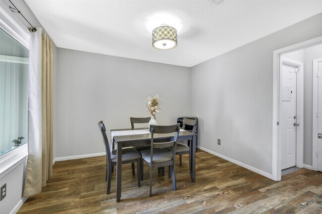 Building Photo - 710 Razee Ct