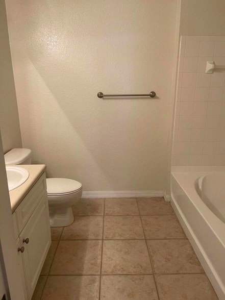 Building Photo - 549 SE Prescott Pl