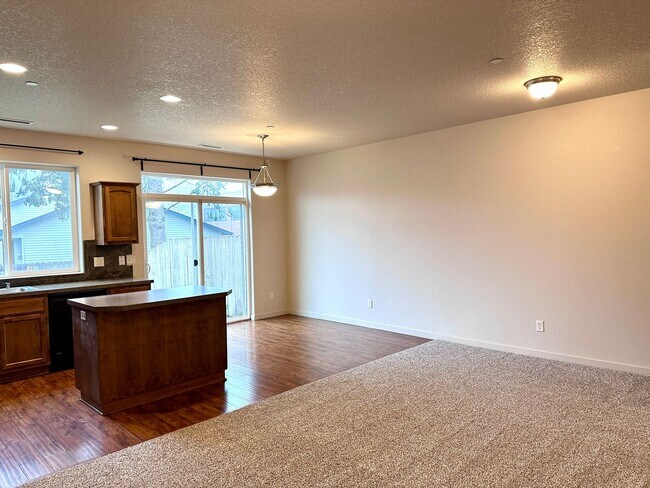 Building Photo - Beautiful 3 Bd 2.5 Ba Town Home by Vancouver Mall