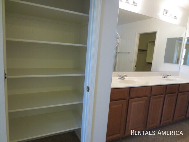 Building Photo - 890 E Doral Ct