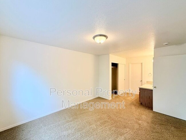 Building Photo - 3412 NE 66th Ave