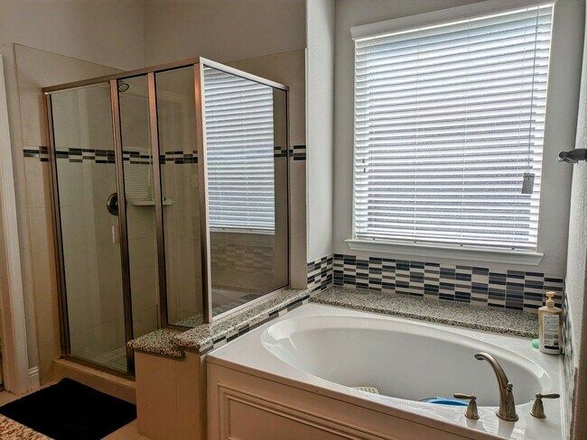 Building Photo - 2472 Twin Oaks Dr