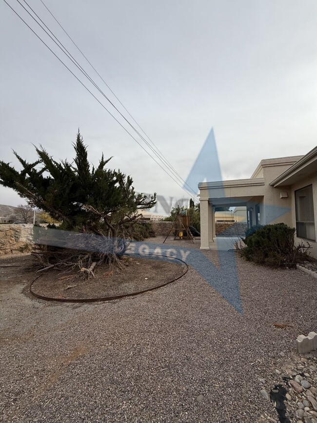 Building Photo - Move-in Special! Charming Home with Mountain Views!