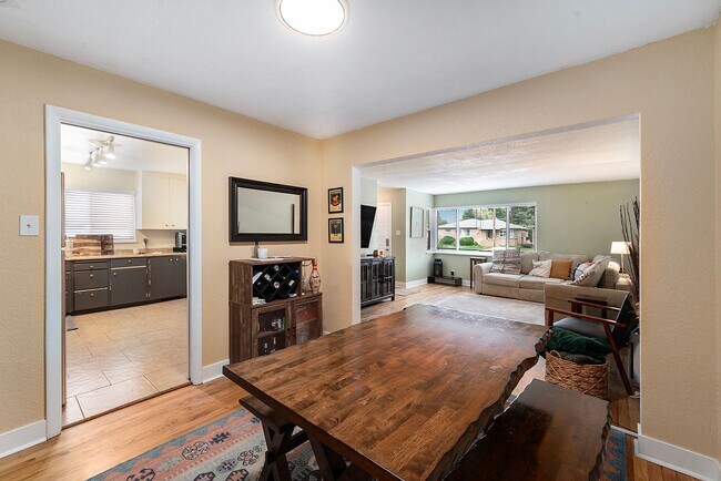 Building Photo - Spacious Top Unit of Quadplex in Park Hill