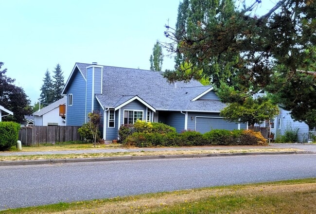 Building Photo - Charming Split-level 4 Bedroom Home - E Mc...