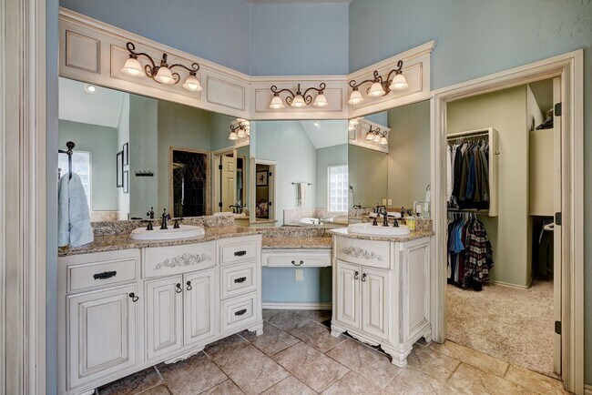 Building Photo - Luxury 5 Bedroom Home in Fairfax Estates + Safe Room + Memorial High + Easy Access to I-35