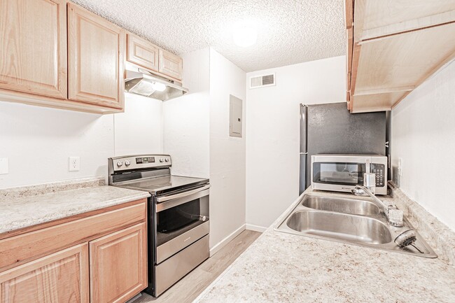 Building Photo - Vibrant Newly Remodeled 2 Bed 1 Bath Condo...