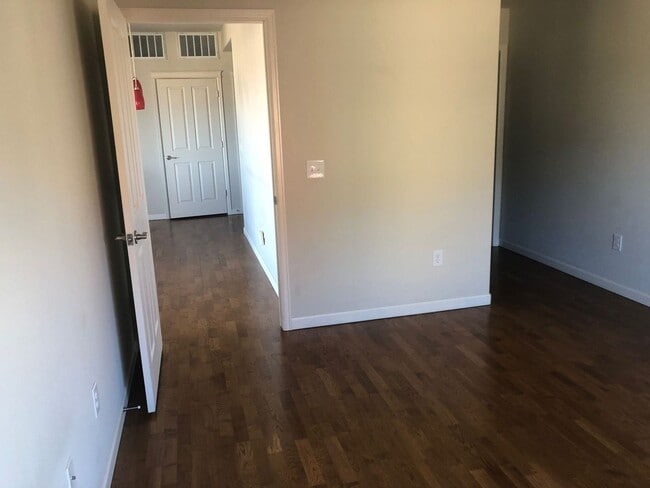 Building Photo - Stunning Clocktower Penthouse Condo with mountain views!