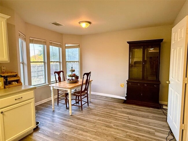 Building Photo - 541 Zebra Dr