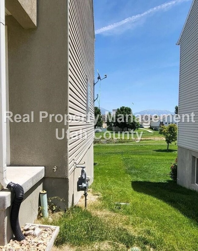 Building Photo - 93 Kintail St