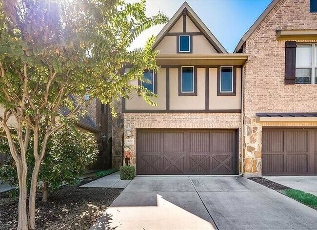 Building Photo - Upscale living in this fabulous Townhome!