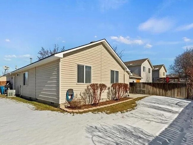 Building Photo - 10765 Empress St