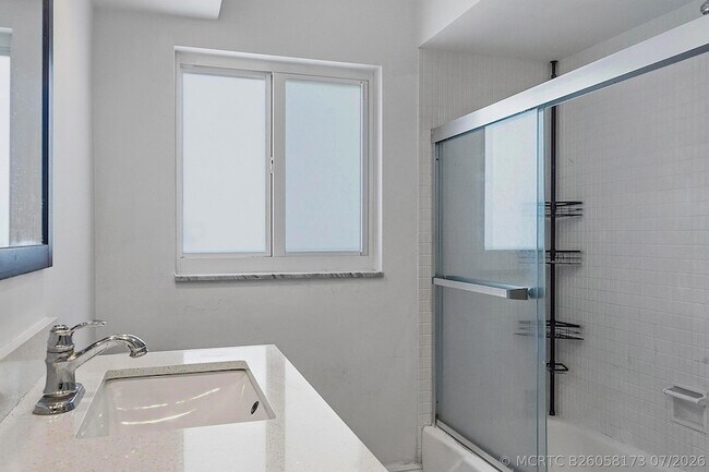 Building Photo - 2910 NE 40th Ct