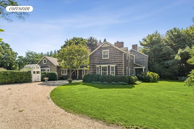 Building Photo - 20 Quogue St