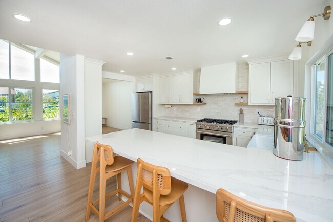 Building Photo - Remodeled South Huntington Beach Home