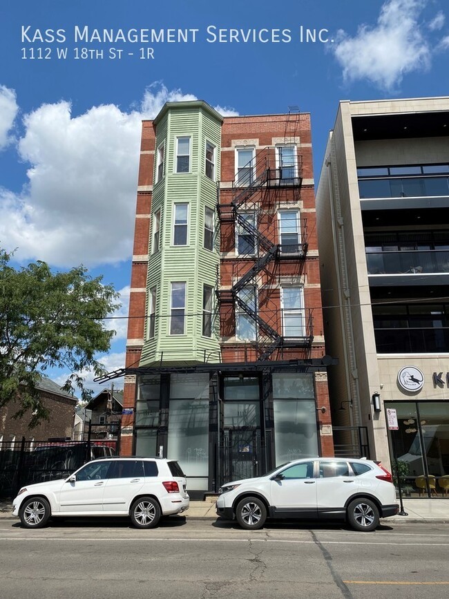 Building Photo - Spacious Pilsen 2 bedroom 1 bath with bonu...