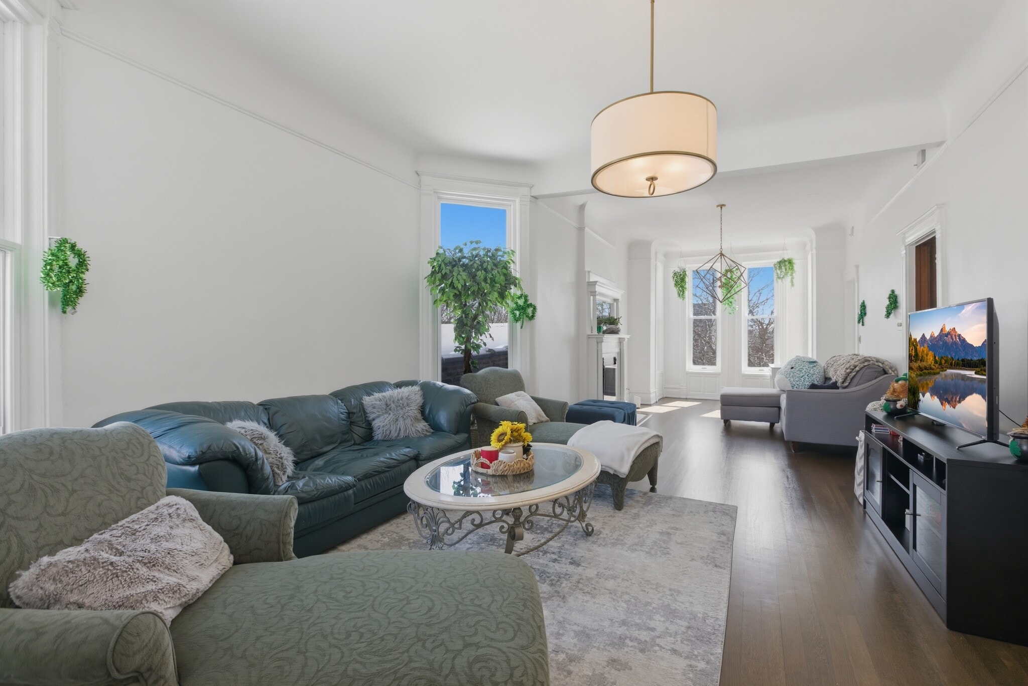 Building Photo - 850 W Oakdale Ave