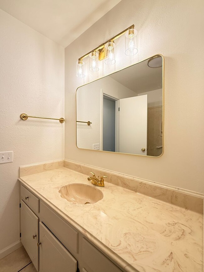 Building Photo - Beautiful 4 Bedroom 1.5 Bath - City View ISD