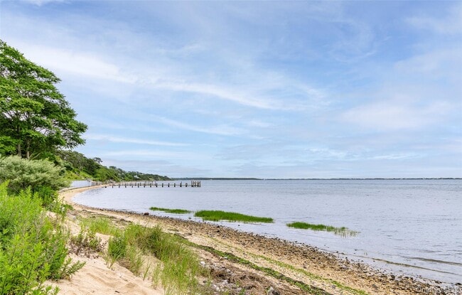 Building Photo - 15 S Beach Rd