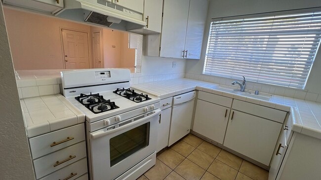 Building Photo - (APPLICATION PENDING) Townhouse in gated c...