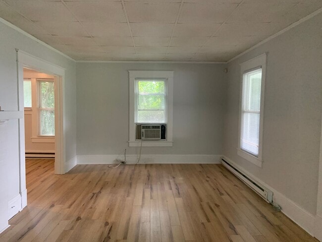 Building Photo - Renovated 3 Bedroom